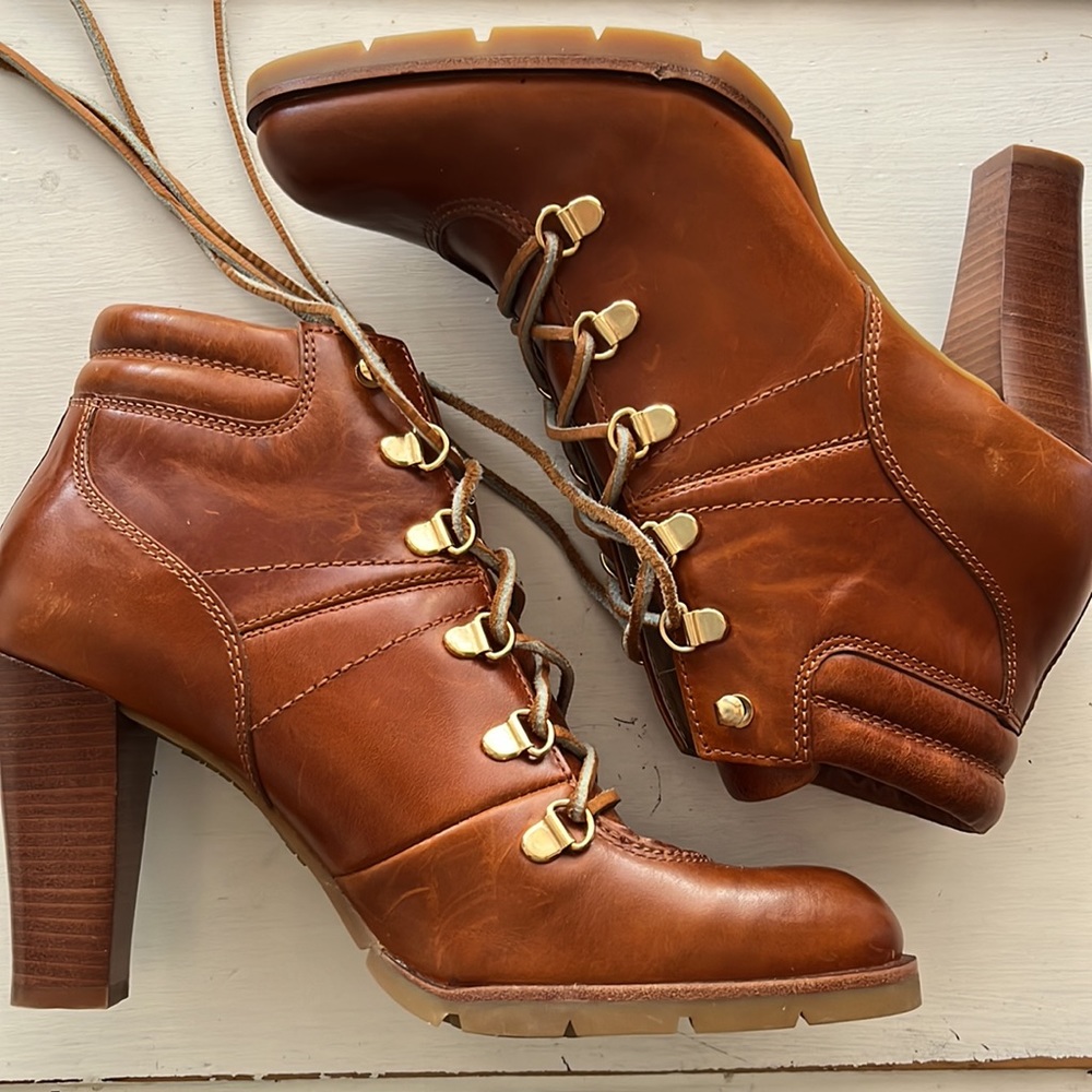 New Michael Kors lace up ankle boots/booties in caramel color, size 10